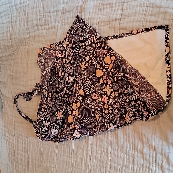 Adjustable Nursing Cover with pockets - Picture 1 of 4